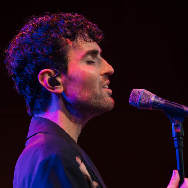 Duncan Laurence betovert fans met adembenemend concert