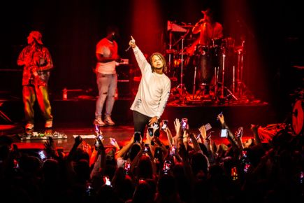 Beleef een Onvergetelijk Concert met Ronnie Flex: Energie en Muzikaliteit Verenigd